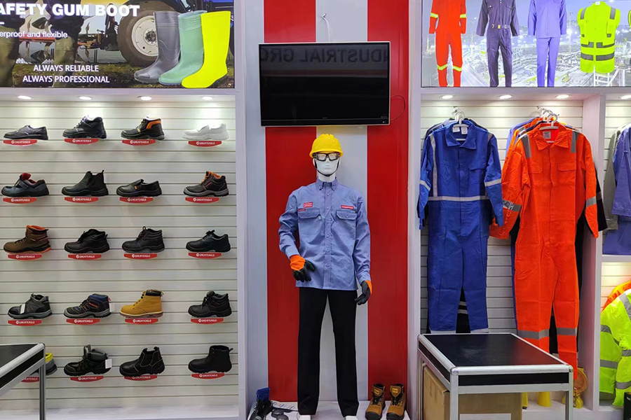 Ano ang mga pangunahing pakinabang ng pagsusuot ng mga bota sa kaligtasan ng PVC sa mga pang -industriya na kapaligiran